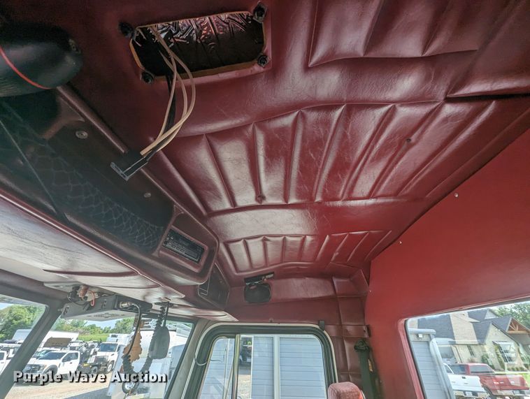 image for item MX9315 1998 Peterbilt 378  truck cab and chassis