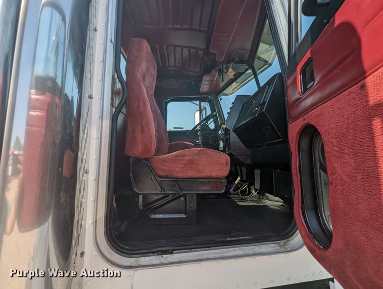 image for item MX9315 1998 Peterbilt 378  truck cab and chassis