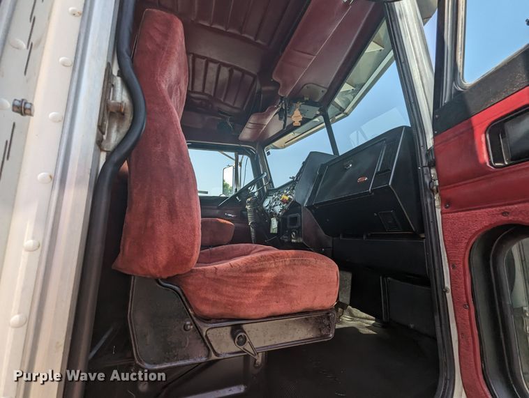 image for item MX9315 1998 Peterbilt 378  truck cab and chassis