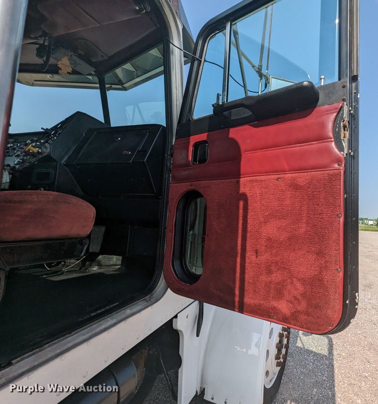 image for item MX9315 1998 Peterbilt 378  truck cab and chassis