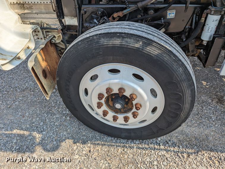 image for item MX9315 1998 Peterbilt 378  truck cab and chassis