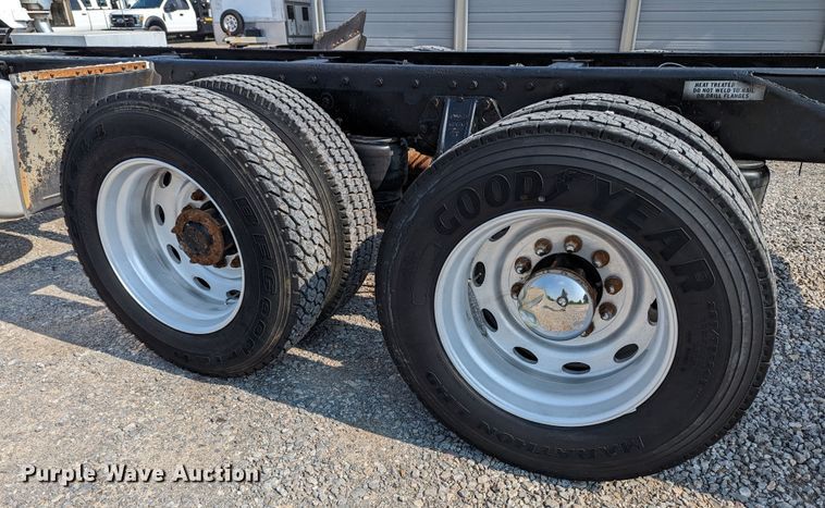 image for item MX9315 1998 Peterbilt 378  truck cab and chassis