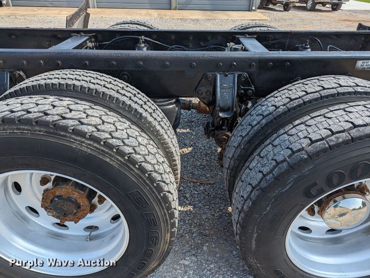 image for item MX9315 1998 Peterbilt 378  truck cab and chassis