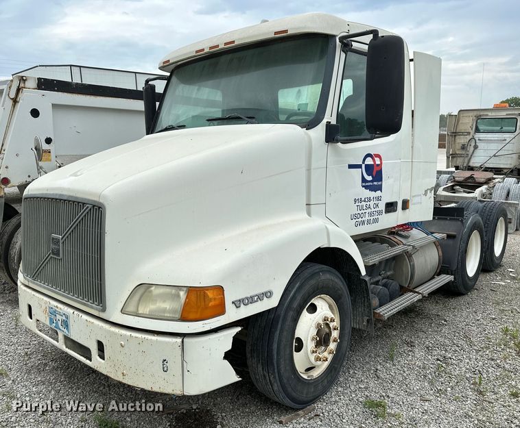 image for item OG9007 2000 Volvo VNM6  semi truck