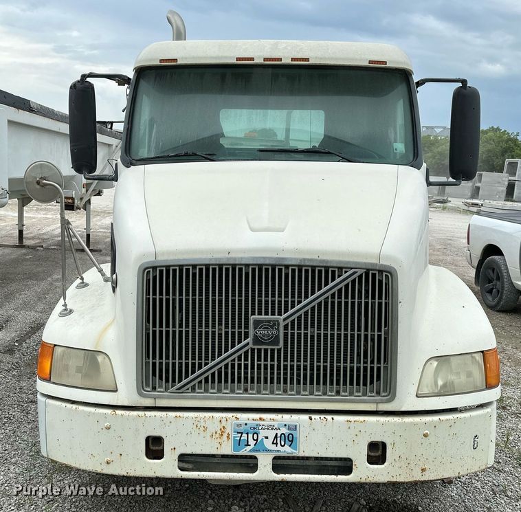image for item OG9007 2000 Volvo VNM6  semi truck