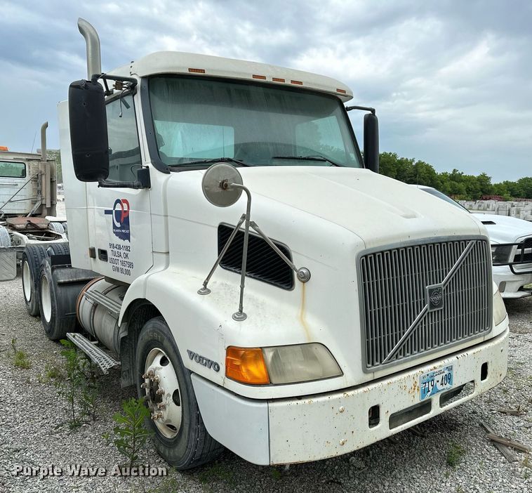 image for item OG9007 2000 Volvo VNM6  semi truck