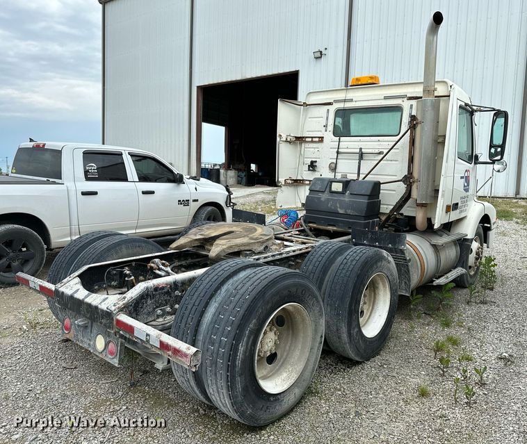 image for item OG9007 2000 Volvo VNM6  semi truck