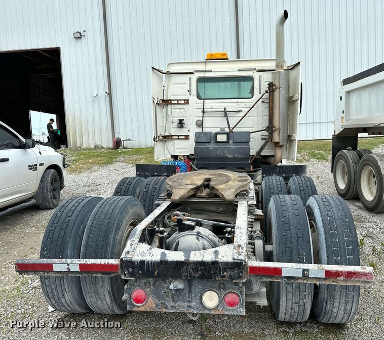 image for item OG9007 2000 Volvo VNM6  semi truck