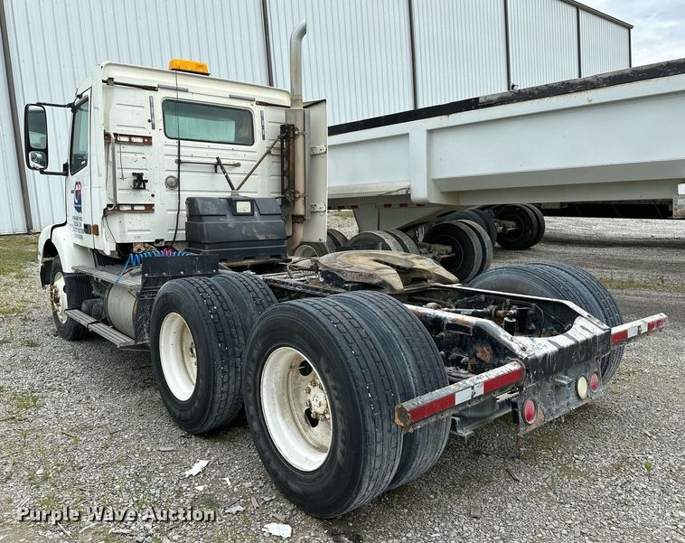 image for item OG9007 2000 Volvo VNM6  semi truck