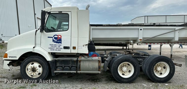 image for item OG9007 2000 Volvo VNM6  semi truck