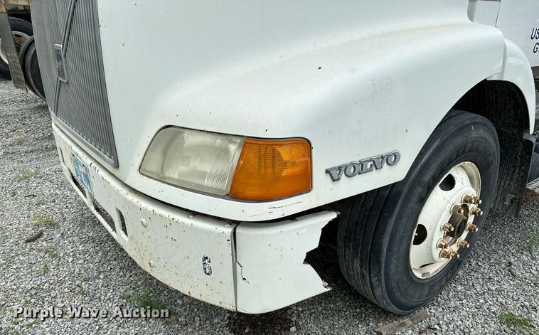 image for item OG9007 2000 Volvo VNM6  semi truck