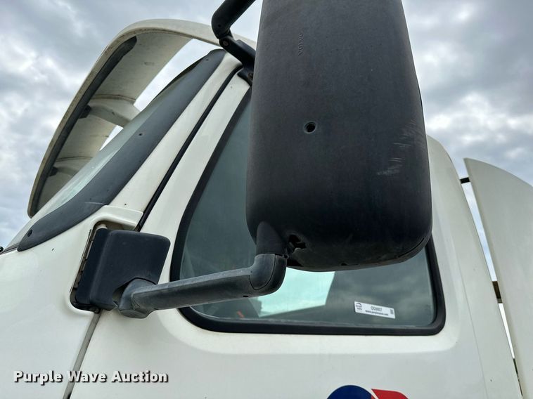 image for item OG9007 2000 Volvo VNM6  semi truck