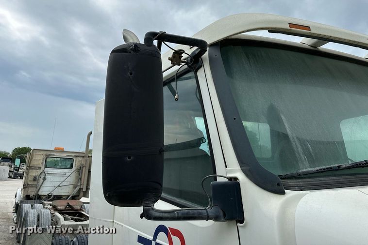 image for item OG9007 2000 Volvo VNM6  semi truck