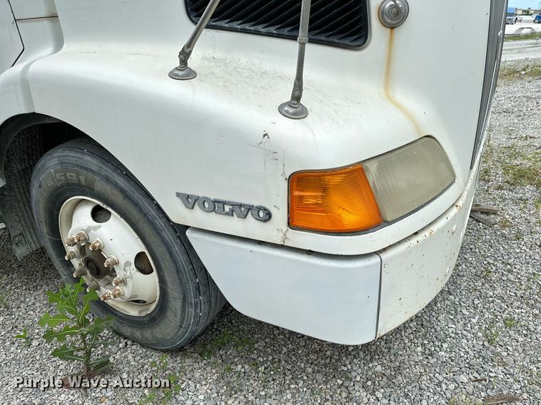 image for item OG9007 2000 Volvo VNM6  semi truck