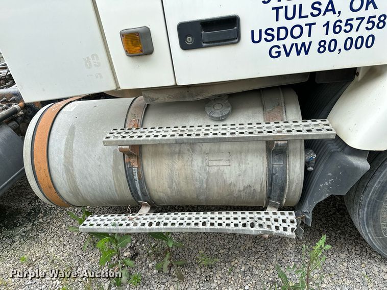 image for item OG9007 2000 Volvo VNM6  semi truck