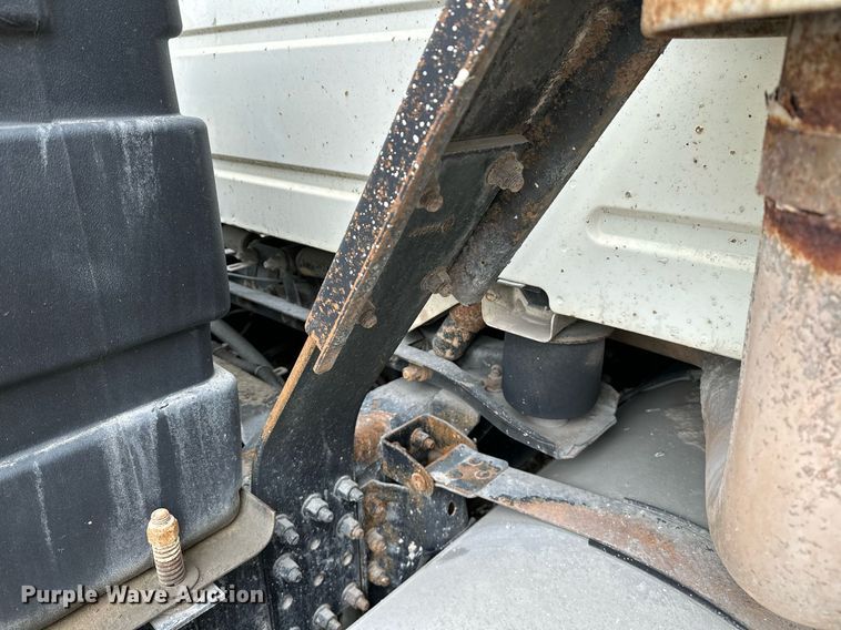 image for item OG9007 2000 Volvo VNM6  semi truck