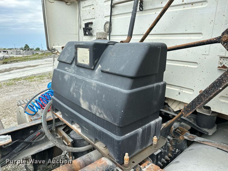 image for item OG9007 2000 Volvo VNM6  semi truck