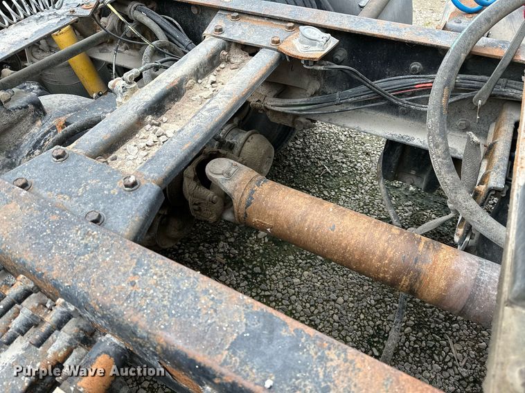 image for item OG9007 2000 Volvo VNM6  semi truck