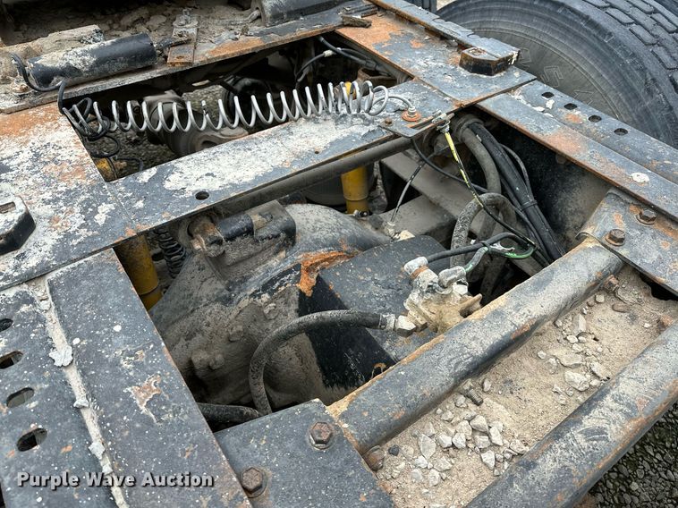 image for item OG9007 2000 Volvo VNM6  semi truck