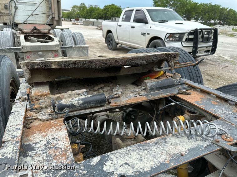 image for item OG9007 2000 Volvo VNM6  semi truck