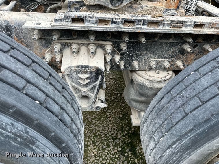 image for item OG9007 2000 Volvo VNM6  semi truck