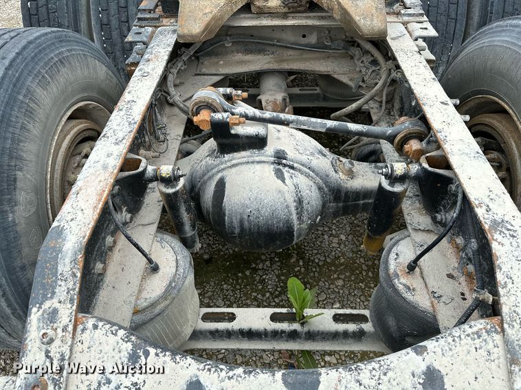 image for item OG9007 2000 Volvo VNM6  semi truck