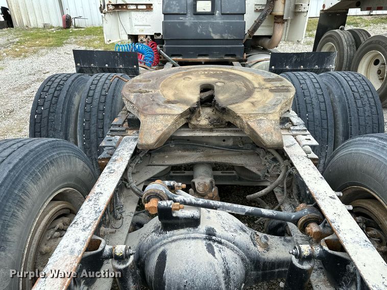 image for item OG9007 2000 Volvo VNM6  semi truck