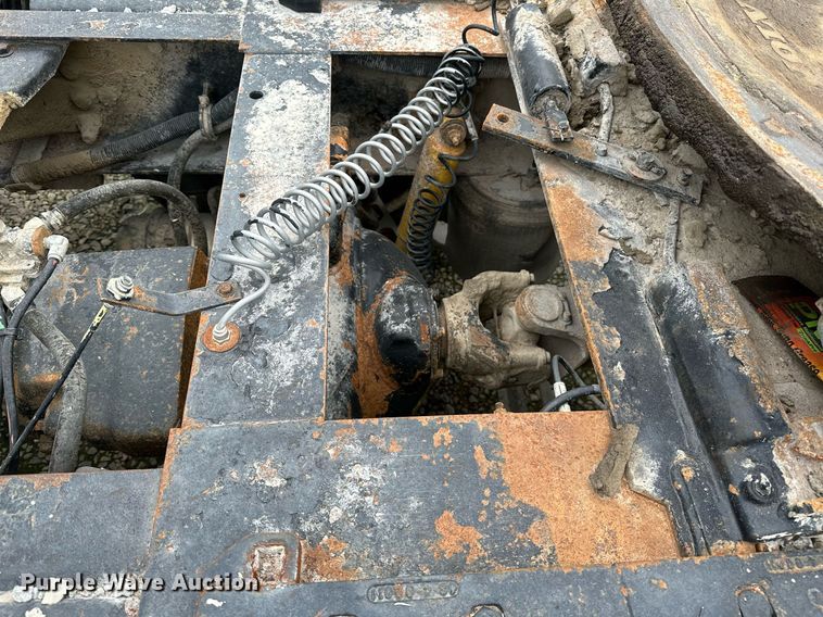 image for item OG9007 2000 Volvo VNM6  semi truck