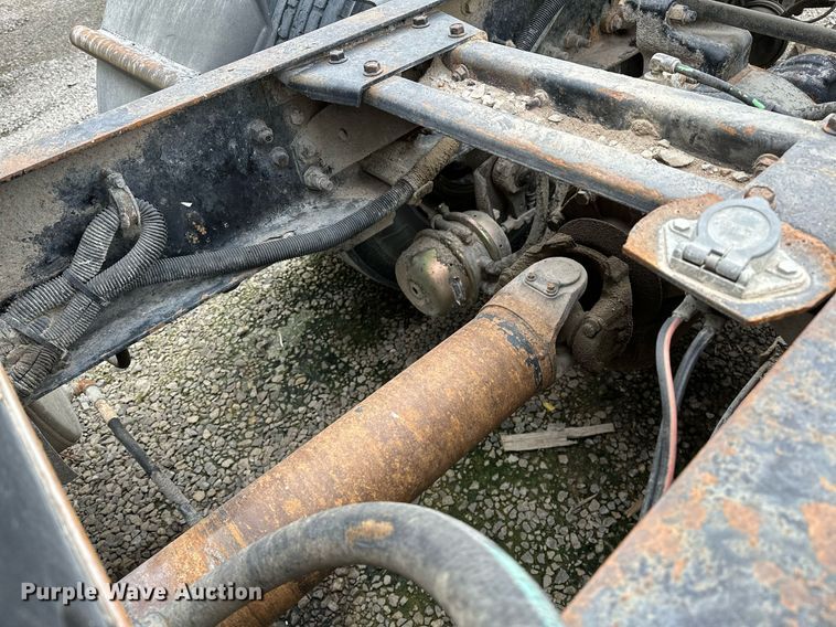 image for item OG9007 2000 Volvo VNM6  semi truck