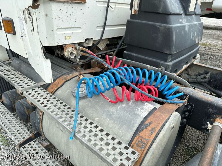 image for item OG9007 2000 Volvo VNM6  semi truck