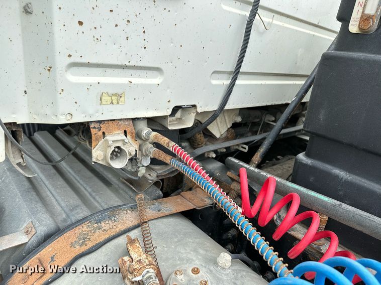 image for item OG9007 2000 Volvo VNM6  semi truck