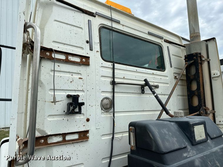 image for item OG9007 2000 Volvo VNM6  semi truck