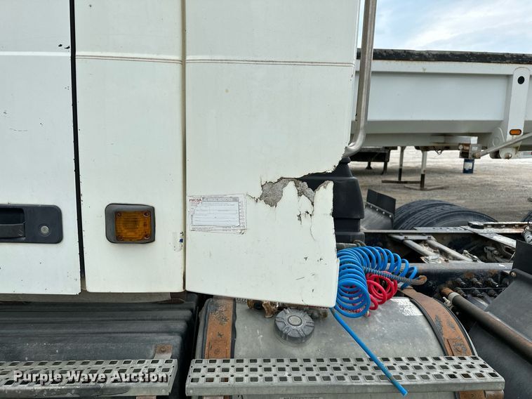 image for item OG9007 2000 Volvo VNM6  semi truck