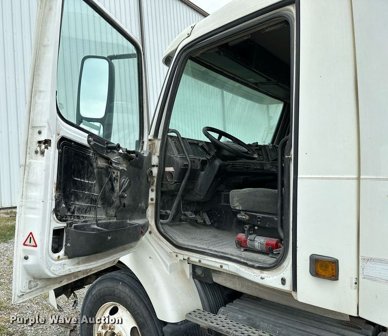 image for item OG9007 2000 Volvo VNM6  semi truck