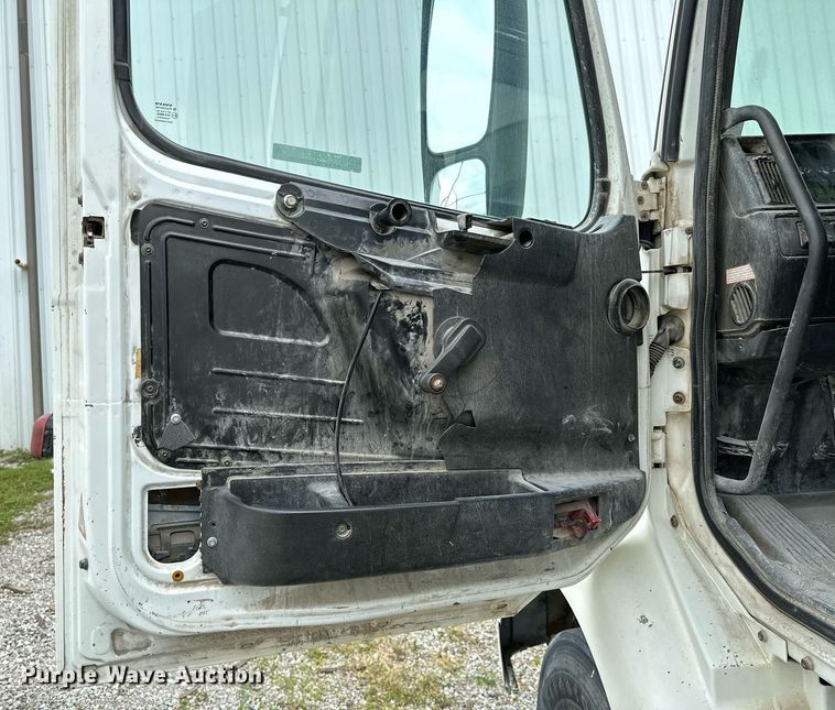 image for item OG9007 2000 Volvo VNM6  semi truck