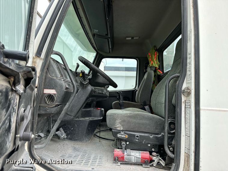 image for item OG9007 2000 Volvo VNM6  semi truck