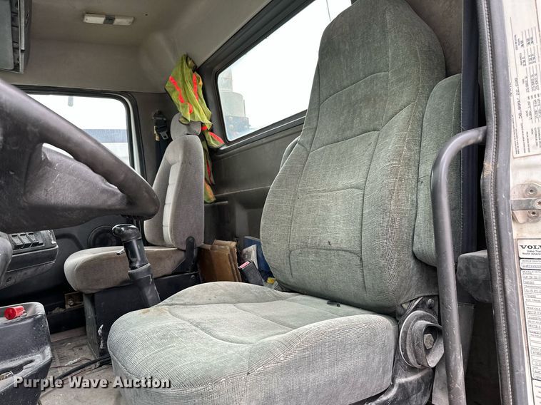 image for item OG9007 2000 Volvo VNM6  semi truck