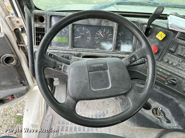 image for item OG9007 2000 Volvo VNM6  semi truck