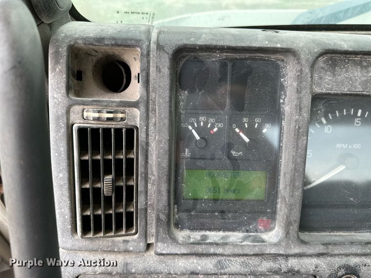 image for item OG9007 2000 Volvo VNM6  semi truck