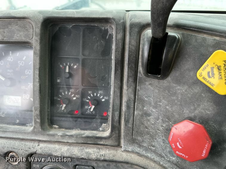 image for item OG9007 2000 Volvo VNM6  semi truck