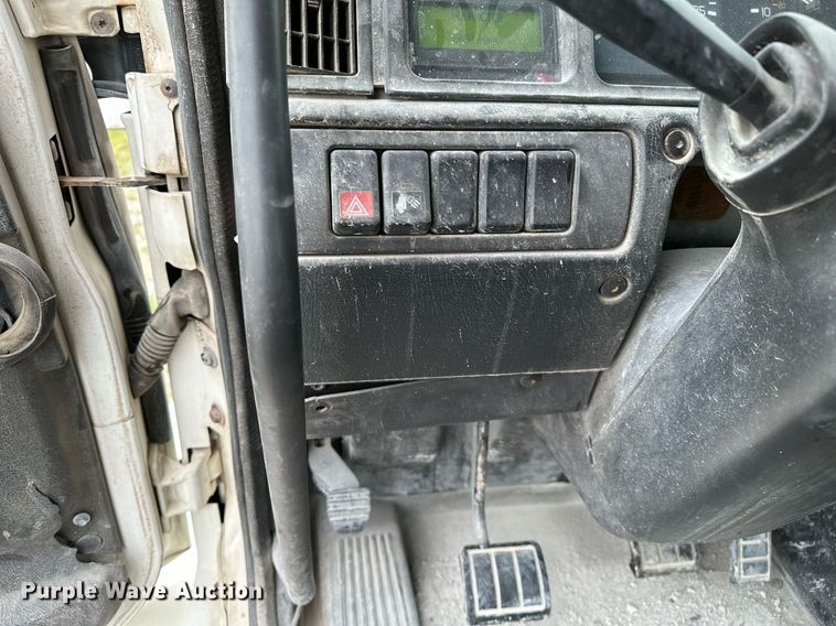 image for item OG9007 2000 Volvo VNM6  semi truck