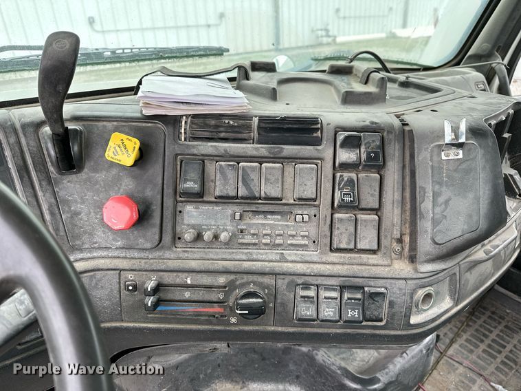 image for item OG9007 2000 Volvo VNM6  semi truck