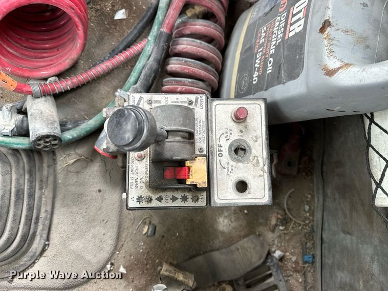 image for item OG9007 2000 Volvo VNM6  semi truck