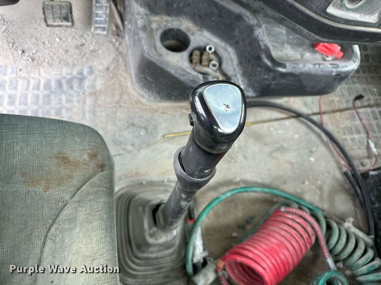 image for item OG9007 2000 Volvo VNM6  semi truck