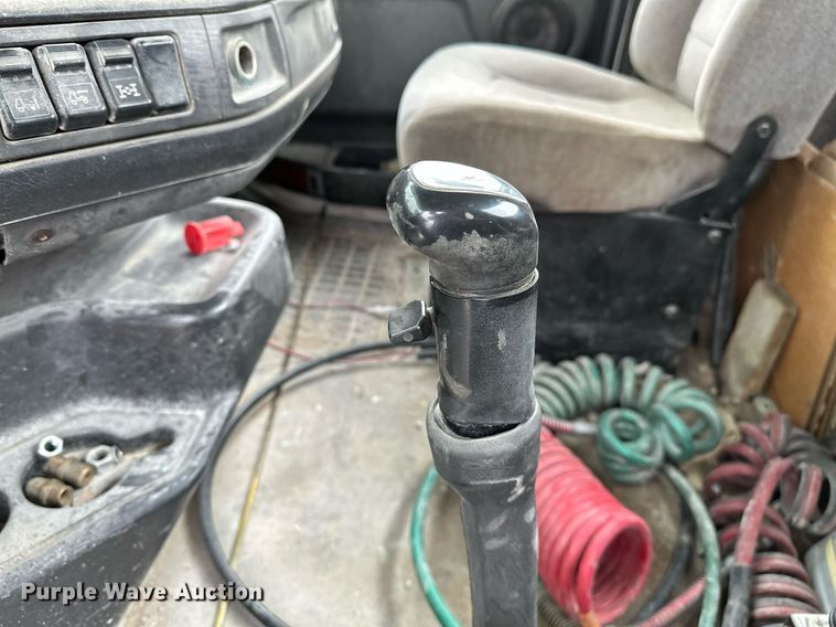 image for item OG9007 2000 Volvo VNM6  semi truck