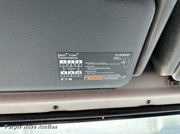 image for item OG9007 2000 Volvo VNM6  semi truck