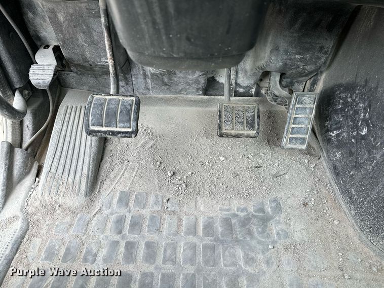 image for item OG9007 2000 Volvo VNM6  semi truck