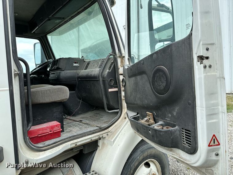 image for item OG9007 2000 Volvo VNM6  semi truck