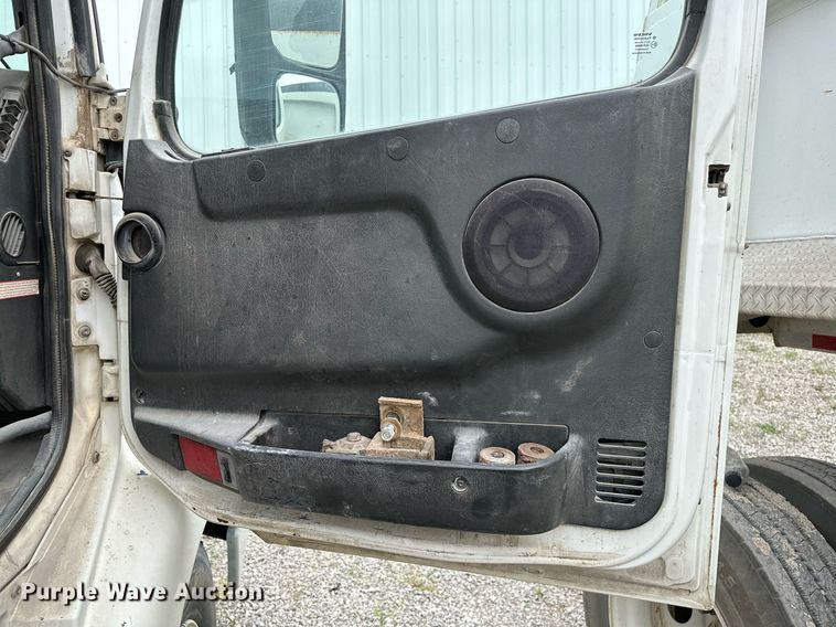 image for item OG9007 2000 Volvo VNM6  semi truck