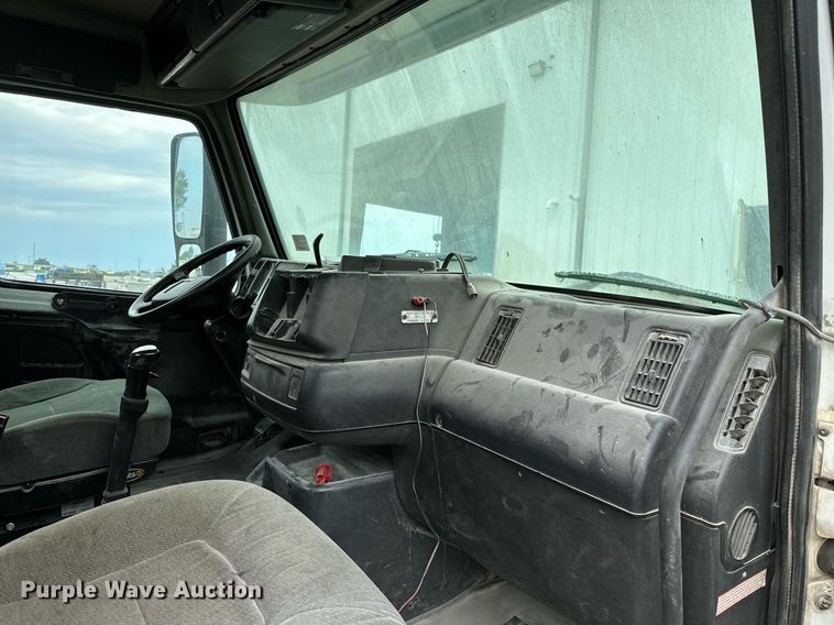 image for item OG9007 2000 Volvo VNM6  semi truck